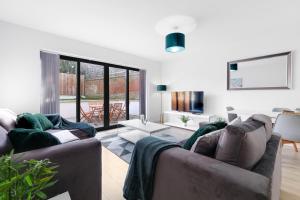 Modern 4 Bedroom House With Parking in Farnham Royal, Slough By 360stays
