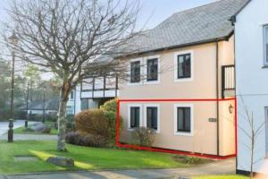 Hideaway - Exclusive marina development, town centre, with parking