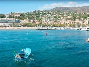 Charmant T2 climatisé avec grande terrasse, piscine et parking privatif, proche plage et commerces. - FR-1-251-441