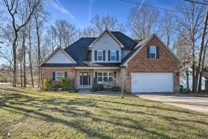 High Point Home about 1 Mi to Oak Hollow Lake! - Oakview