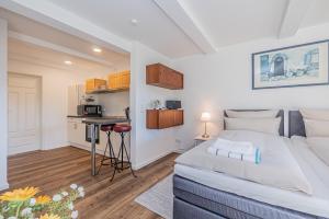 Kapitänshaus Niehuus fewo1846 - Webleinstek - moderne Wohnung mit Terrasse auf parkähnlichem Grundstück