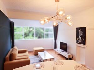 Secure and Modern 2Bed Apartment in Cape Towns Charming Rondebosch