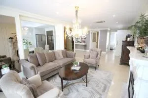 SASHA HOUSE - Ban Yang