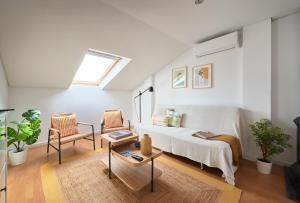 Bright Apt w Balcony, AC, Parking, By TimeCooler