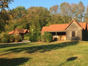 Villages vacances Les Chalets de Thegra proche de Rocamadour et Padirac : Chalet 2 Chambres - Accessible aux Personnes à Mobilité Réduite