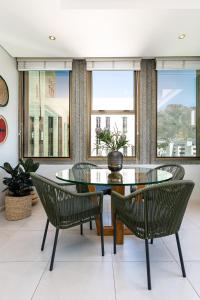 #1103 Cartwright - Oasis on Adderley