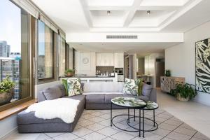 #1103 Cartwright - Oasis on Adderley