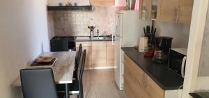 appartement bien équipé 2 chambres lit 2 place, plus canapé lit, 5 personnes, terrasse bien équipé, planchas, parking gratuit sur place, a proximité de tout commerce et de cure thermal, Cadarache ,Forcalquier, gorge du verdon , Moustier, montag