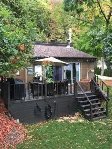 Om chalet 2 avec spa et foyer bordé du fleuve - Beaumont