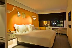 Deluxe Double or Twin Room with City View room in EVOLUTION Lisboa Hotel