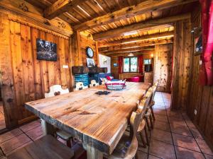 Appartement rénové dans chalet savoyard - proche des pistes, balcon, animaux admis - FR-1-502-355