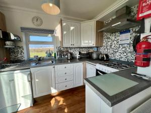 BAYVIEW self-catering coastal bungalow in rural West Wight