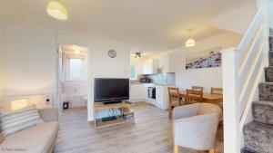 39 Strawberry Hill, Tolroy Manor