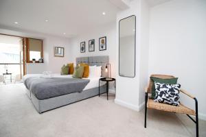 Stylish City Apt, Balcony Near Stadium & Station