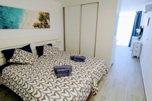 Blue 335 by CASAS COCODRILO