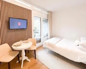 Bright Tiny Studio - Shared Pool & Sauna - Free Parking - Air condition - Orselina