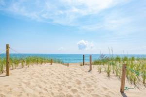 Out of the Blue - Semi-Oceanfront, Private Beach Access! Pets OK!