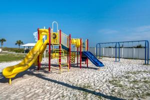 Pinnacle Port Pleasures, B2405