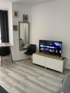 PRECIOSO ESTUDIO FRENTE AL MAR CON PISCINA