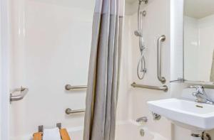 Double Room - Disability Access room in Motel 6-Phoenix AZ - West