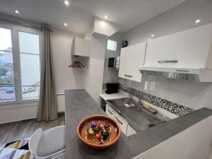 Quiet & bright studio 15min away from Paris