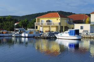 Apartments by the sea Nevidjane, Pasman - 8453 - 3hvězdičkové hotely ve městě Neviđane