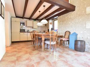 Maisons de vacances Vintage Holiday Home in Lusignac with Pool : photos des chambres