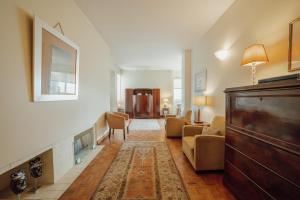 Grand Botanic Garden Apartment by Vacationy