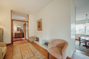 Grand Botanic Garden Apartment by Vacationy