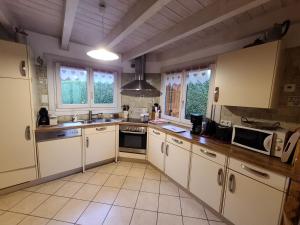 Maisons de vacances Chalet haut de gamme avec sauna, terrasse et jardin pres de la montagne vosgienne - FR-1-589-185 : photos des chambres