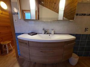 Maisons de vacances Chalet haut de gamme avec sauna, terrasse et jardin pres de la montagne vosgienne - FR-1-589-185 : photos des chambres