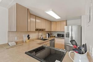 Mountainside Cozy Walk to Gondola Hot Tub Condo