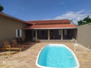 Casa acolhedora, bem aconchegante com piscina. - Dois Córregos