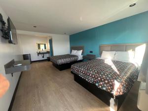 Standard Queen Room with Two Queen Beds room in Palm Inn Motel