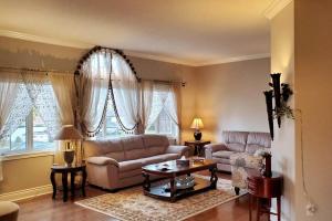Modern & Spacious 2 Bedrooms+2 Bathrooms Bungalow in Oakville