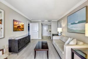 Lavish beachfront condo with rooftop poolspagym