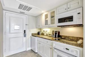 Lavish beachfront condo with rooftop poolspagym