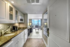 Lavish beachfront condo with rooftop poolspagym