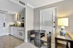 Lavish beachfront condo with rooftop poolspagym