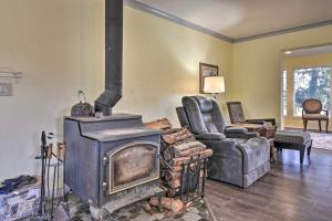 Pet-Friendly La Center Home about 6 Mi to Casinos