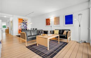 3 Bedroom Cozy Apartment In Ebeltoft