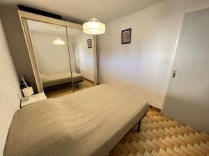 Appartement T2 avec Jardin, Climatisation, Parking, et Proche Commerces (Animaux Acceptés) - FR-1-702-43