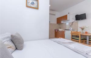 Gorgeous Apartment In Biograd Na Moru With Wifi