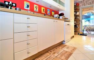 Maisons de vacances Gorgeous Home In Eyragues : photos des chambres