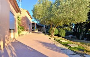 Maisons de vacances Gorgeous Home In Eyragues : photos des chambres