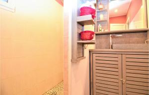 Maisons de vacances Gorgeous Home In Eyragues : Maison de Vacances 3 Chambres 