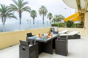 PLAGE Ground floor apartment on seafront with large terrace