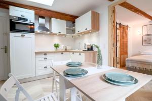 AUBERNON Luxurious, Newly Renovated flat in heart of Old Antibes