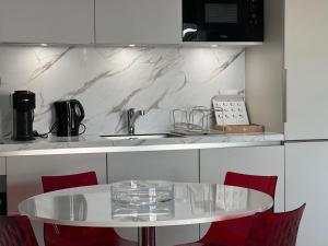 Appartements L'apart'83 - T2 classe 5 etoiles - Belle vue sur la baie du Lazaret : photos des chambres