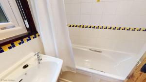 01 Tudor Court, Tolroy Manor